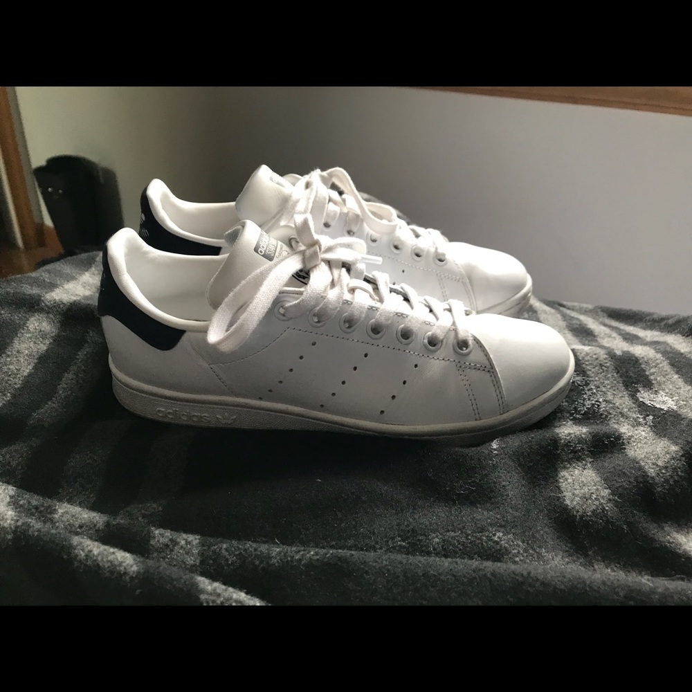 Navy adidas Stan smiths